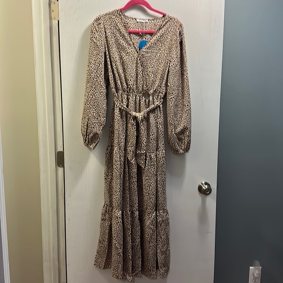 Cupshe Animal Print Tiered Maxi Dress with long sleeves, V neck. Size Medium NWT - Picture 3 of 6